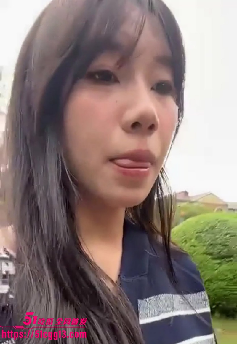 小美公园露出色诱大爷01