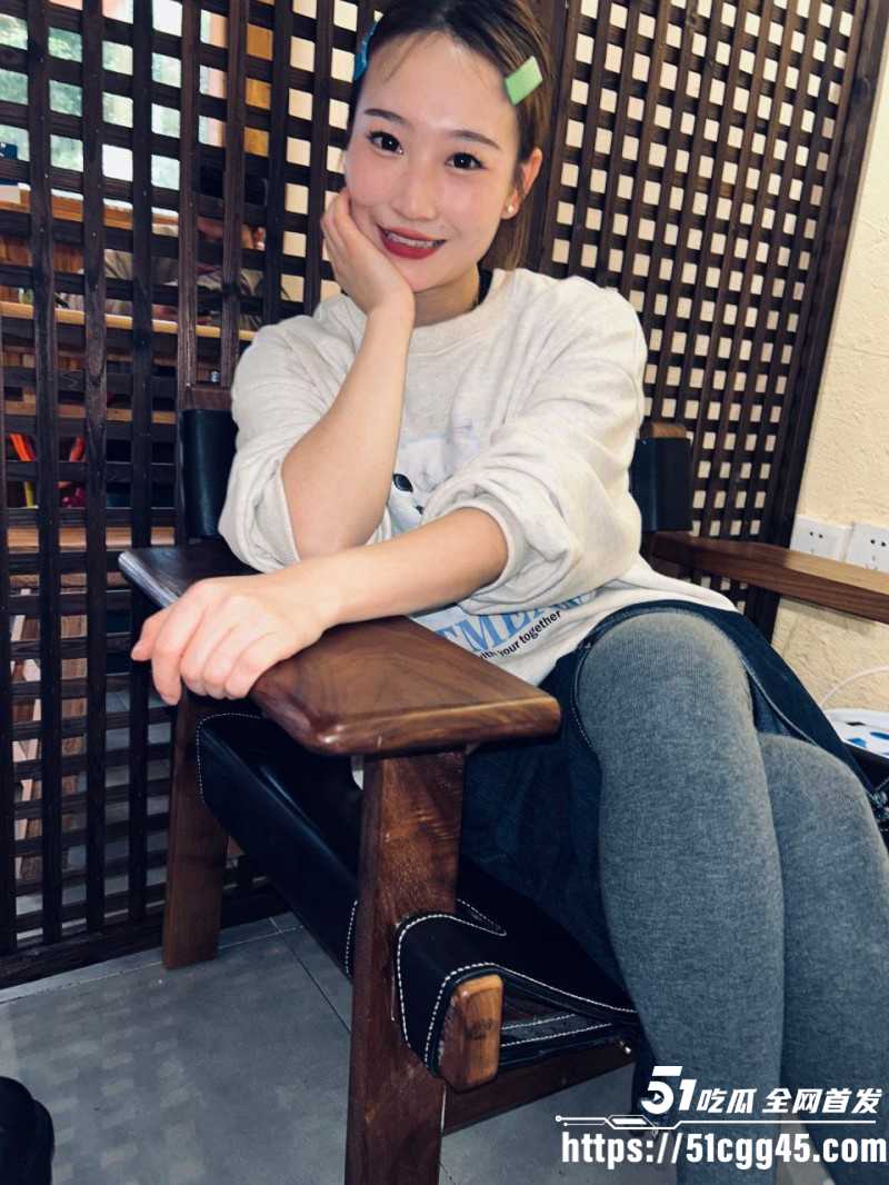 女友打牌惩罚陪睡被男友曝光01