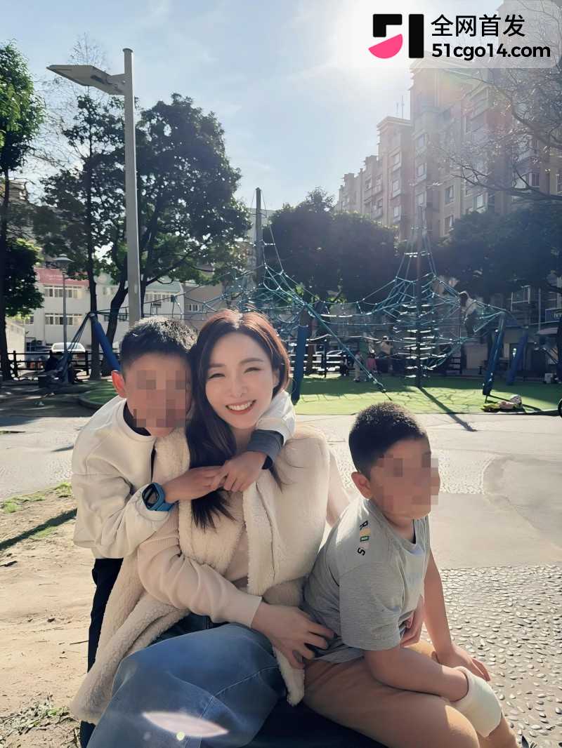 台湾主播 张宇 离婚3年曝出沙发艳照11