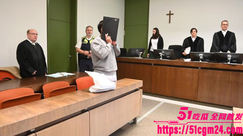 在德博士钟义迷奸女友7次 13