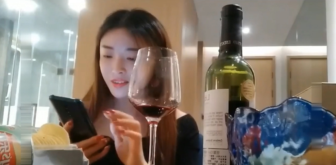 土豪胖哥3000元约啪高素质性感美女 红酒助兴换黑丝情趣 连操三次太猛了！