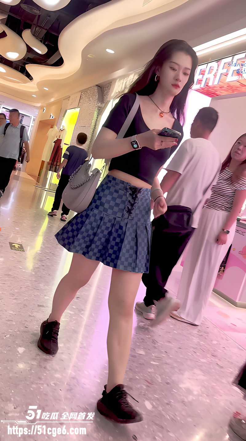 偷拍大神抄底靓女和闺蜜逛街 2