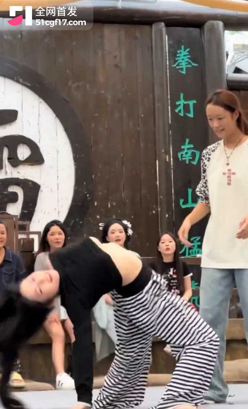 开封万岁山武侠城 黑白条纹女孩下腰视频5
