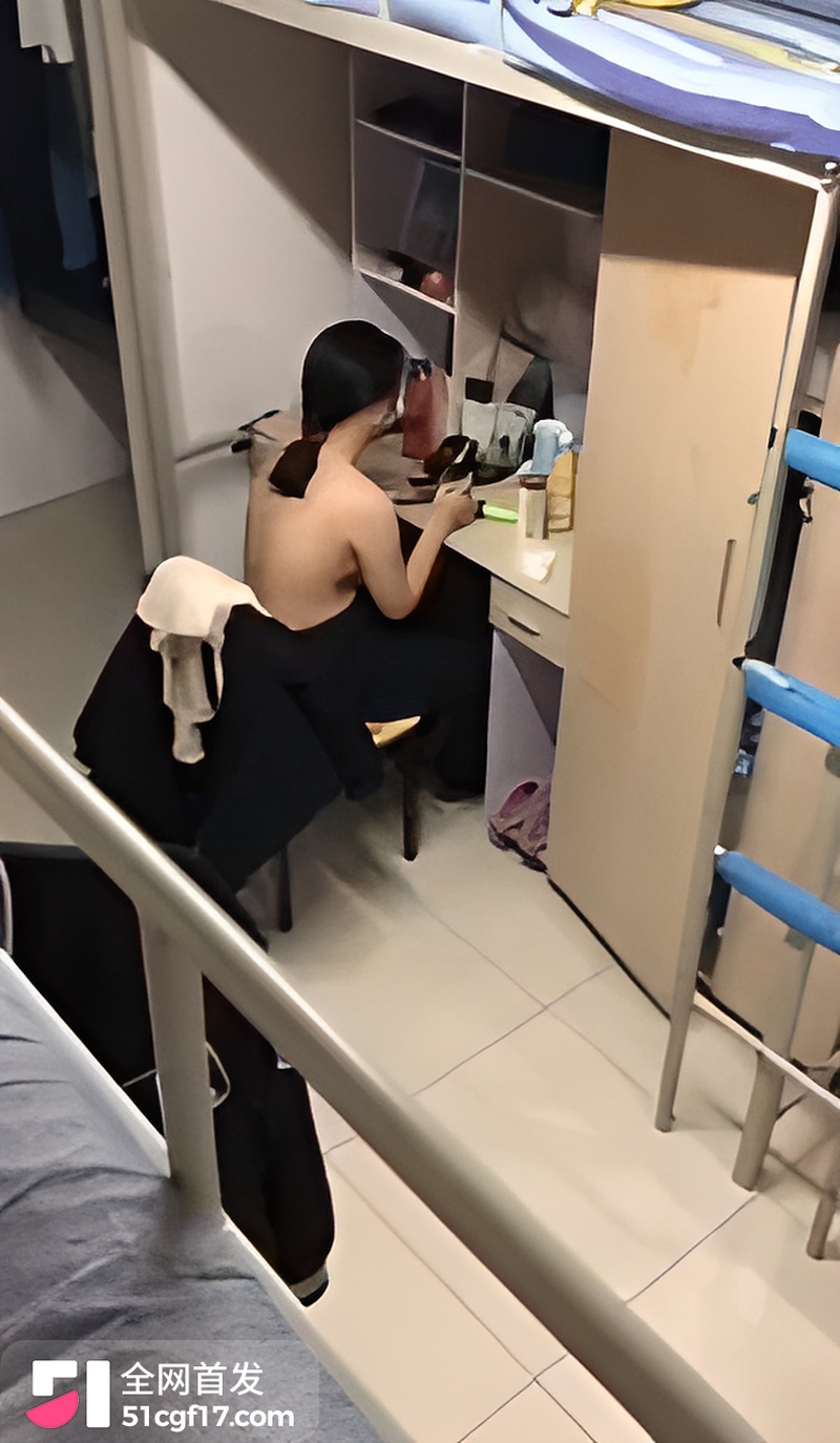 女生宿舍偷拍学生妹全裸时刻 6