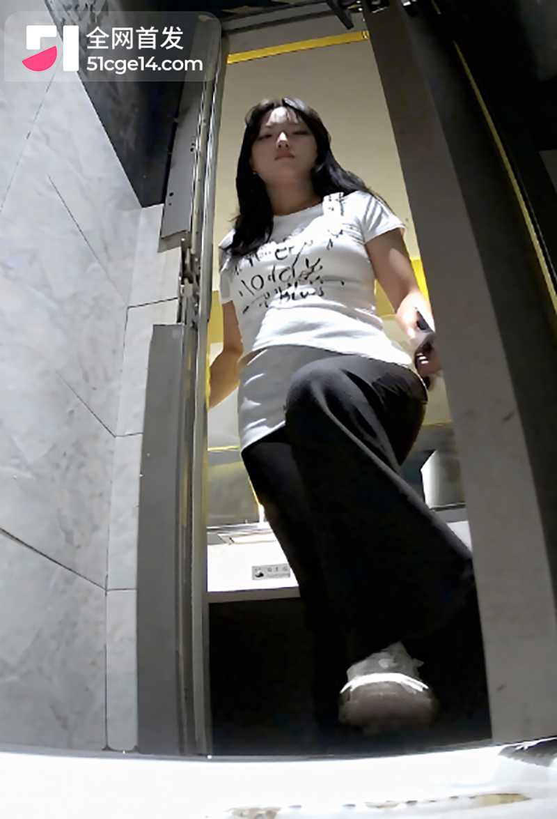 高质量酒吧女厕偷拍 3 拷贝