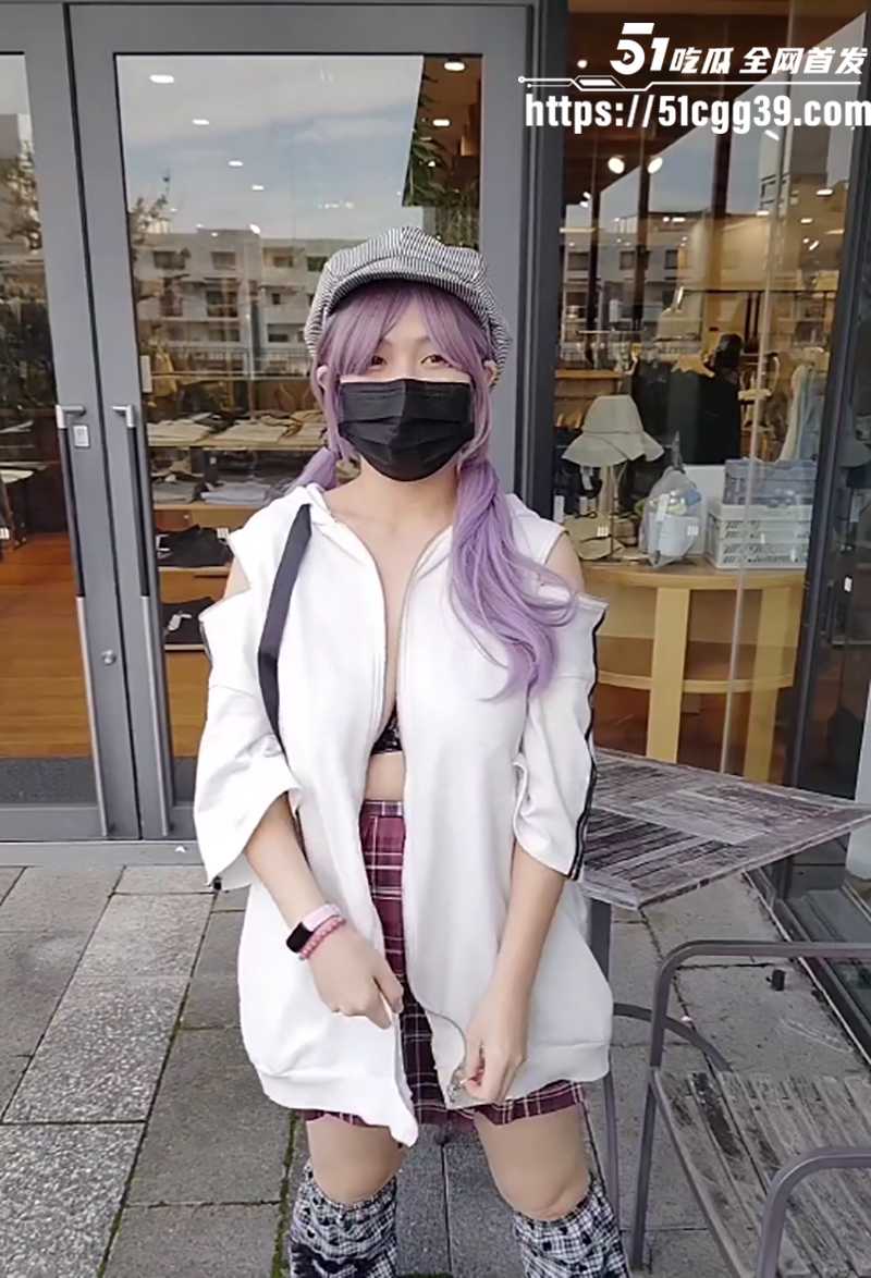 极品精神小妹霓虹精神小妹超刺激户外露出视频流出1拷贝