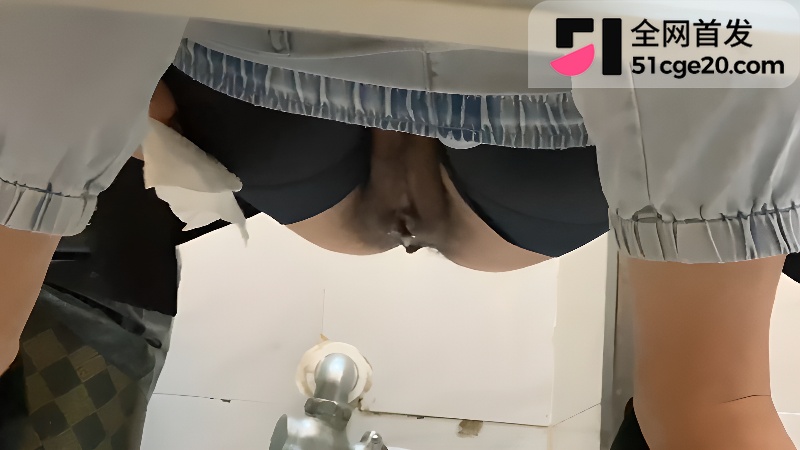 商场女厕偷拍系列3